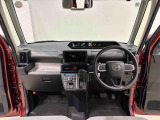 見易い計器類と運転し易いドライビングポジションは、視角も少なく前方&左右の見切りが良く運転し易いクルマです