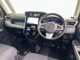 運転席まわりです。 各操作スイッチは使いやすい位置に配置されてます。