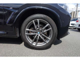 【BMWアロイホイール】軽量かつ強度に拘ったアロイホイール。走行性能ポテンシャルを引き出す設計。タイヤのサイドウォールが強化されたランフラットタイヤは、パンク時にタイヤがつぶれてもリムから外れません。
