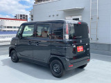左斜め後ろからの特徴的なフォルム。ボックス型で車体全体を把握しやすく運転しやすそうですね♪