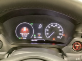 ハイブリット車専用のメーターです。右側の大型スピードメーターに加え、ステアリングスイッチを使って左のマルチインフォメーション・ディスプレイで燃費や動力伝達などの情報が見れるようになっています。