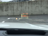 HUD: ヘッドアップディスプレイはドライバーが前方に集中できるよう、ナビや車速情報をフロントガラスに投影するシステムです。