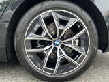 【BMWアロイホイル】軽量かつ強度に拘ったアロイホイル。走行性能ポテンシャルを引き出す設計。車の足元を引き締めてくれる大きなポイントはアロイホイルです。