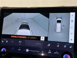 パノラミックビューモニターを装備。駐車場や交差点でクルマを真上から見るように周囲を確認できます。機能の詳細は販売店スタッフまでおたずねください。