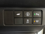 お荷物の積み替えに便利な電動テールゲート仕様です。