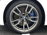BMW純正19インチホイール。洗練されたデザインで、足元の個性を引き立てます。