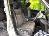 運転席まわりには十分なスペースがあり、大柄な方でもゆったり運転していただける環境です。