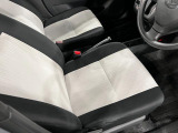 痛みの出やすい運転席シートの角、フロアマット、座面、ともに良好です
