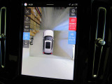 360&deg;カメラが駐車場での運転操作をサポートします。