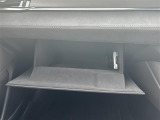 【グローブボックス】大容量のグローブボックスです!!車検証ケース他、日頃使う小物類の収納スペースもたくさんあります!