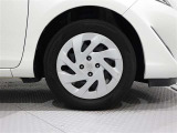 タイヤサイズは(185/60R15)でキャップ付きスチールホイールです。