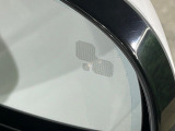 ◆ブラインドスポットモニター『左右斜め後ろを平行して走る車を認識し、車線変更の際に危険を察知するとドライバーへ警告を促します。夜・雨・トンネル内など走行時の環境が悪い時ほど便りになる安全装置です。』