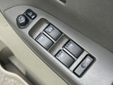 【電動格納ミラー】サイドミラーは電動格納式となっており、狭い駐車場でもキズがつくリスクを抑えられます。
