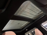 【パノラマルーフ】大型のガラスルーフ搭載で車内の解放感が一気にアップ!開放的なドライブをお楽しみいただけます。