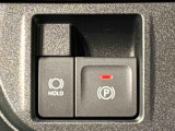 指先だけで簡単に操作が可能な電動パーキングブレーキを採用。「HOLD」スイッチを押すと、渋滞や信号待ちなどでブレーキペダルから足を離しても、ブレーキを保持するので安心です