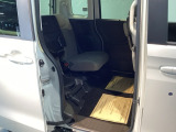 【チップアップシート】広い荷室もいいけれど、後席の足元に生まれるこの空間はとても使いやすいです。自由自在なシートアレンジで、車内がもっと自分らしい空間になります。