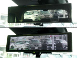 車両後方のカメラ映像をミラー面に映し出して、いつでもクリアな後方視界を確保する、インテリジェントルームミラー!