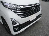 『LEDヘッドライト』通常のハロゲンライトに対して発光部分の発熱を抑えることで省電力につながる技術です。デザイン性も自由度が高いため、今後クルマのヘッドライトはLEDが主流になります☆