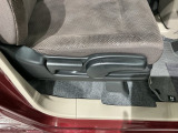 シートハイトアジャスターが付いているので運転姿勢を調整するのに便利ですね。身長に合ったシートポジションは安全運転や疲労軽減にもつながります。