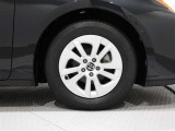 タイヤサイズは(195/65R15)でキャップ付きアルミホイールです。