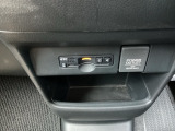 ビルトインタイプの【ETC】で見た目もスッキリ。高速道路の利用にとても便利です。【アクセサリーソケット】電源からケーブルをつなげば、スマートフォンなどの電子機器の充電などを行うことができます!
