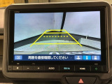 リバースギアに入れるだけで後方の表示へ切り替わります。夜間や雨の日の駐車も楽になりますよ。