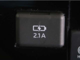 充電用USB端子付き。スマートフォン等の充電に便利です。