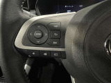 ステアリングスイッチ付きで、運転中に視線を前に向けたまま操作できます。