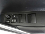 パワーウィンドウスイッチで運転席から全席の窓の開閉ができます。