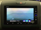 ギヤをR(バック)に入れるとナビの画面に後ろの映像が映るリアカメラ付です。後退時、コンディションが悪い視界でもカラーバックモニターがドライバーをサポートします。