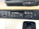 【オートエアコン】一度お好みの温度に設定すれば、車内の温度を検知し風量や温度を自動で調整。暑い&hellip;寒い&hellip;と何度もスイッチ操作をする必要はありません。快適な車内空間には必須の機能ですね♪