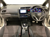 車内は光触媒抗菌消臭施工済です。インパネ周りはスタイリッシュなデザインで機能や装備も充実しています。グローブボックスやカップホルダーのほかにトレーなどたくさんの収納スペースが付いています。