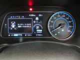 かっこいいメーター内のディスプレイには、車両情報や燃費情報、走行可能距離などの運転をサポートしてくれる便利な情報が!