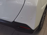 コーナーセンサーを車の前後に装備。障害物までの距離に応じて警告音を変えてお知らせ。縦列駐車時や駐車場・車庫などでの取り回しをサポートします。詳細は販売店スタッフまでおたずねください。