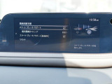 こちらのお車には先進安全装備が多数搭載されています。衝突被害を回避あるいは軽減するためのブレーキや、後方死角からの接近警報、車線逸脱を防止する警報装置など、詳しくはスタッフまでお尋ねください。