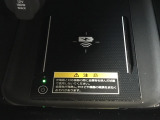 Qi対応のスマートフォンを置くだけで充電ができます。