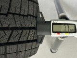 冬タイヤの残り溝は7.7mmです。スリップラインからは6.3mmとなっております。