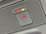 【SOSコール】スイッチを押すだけで専門のオペレータに接続。警察や消防に連絡し、緊急車両の手配をサポートします。クルマの位置情報もオペレータへの接続と同時に共有されるので、さらに安心です。
