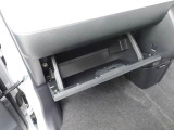ダッシュボードの中には、車検証入れ等の保管に活用できます。