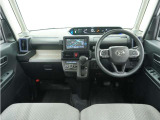 ◆視界広々で非常に運転しやすくロングドライブでも疲れを感じさせないすっきりとまとまったインパネ周りです。