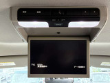 【フリップダウンモニター】後席用フリップダウンモニターを装備。天井から展開する大画面で、後席でも映像コンテンツを快適に楽しめます。ロングドライブ時の快適性を高める装備です。