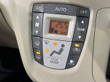 【オートエアコン】一度お好みの温度に設定すれば、車内の温度を検知し風量や温度を自動で調整。暑い&hellip;寒い&hellip;と何度もスイッチ操作をする必要はありません。快適な車内空間には必須の機能ですね♪