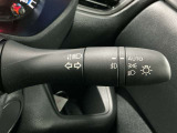 【オートライト】車のセンサーが周囲の明るさを感知し、自動でヘッドライトを点灯・消灯する機能です。この機能は夕暮れ時の交通事故が多い時間帯の安全性を高めてくれます。