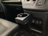 運転席からも助手席からも自由に使えるドリンクホルダーもついております。足元部分にはちょっとした小物を入れるのに便利な収納BOXもあります。