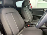 体格の良い方でもしっかりなじむ大型の運転席シートです。