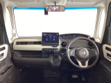 運転席は、大きな座面と包み込むような背もたれがドライバーの身体全体をしっかり支えます。上質なシート素材と座り心地のよいクッションを採用し、長時間の運転やコーナーの多い道も快適です