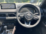 【運転席インテリアデザイン】左右対称のインテリアデザインでドライバーを包み込み運転に集中できるように設計されています。