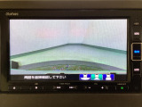 【バックカメラ】運転が苦手な方も車庫入れラクラクです!ギアをリバースに入れれば自動的に切り換わりますので、面倒な操作は不要です♪狭い駐車場もお車を傷つけず安心ですね!