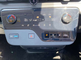 オートエアコン搭載車です。風量を自動で調節します。