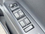 【電動格納ミラー】サイドミラーは電動格納式となっており、狭い駐車場でもキズがつくリスクを抑えられます。